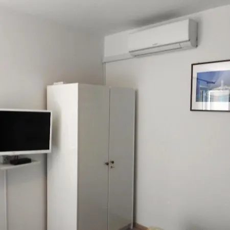 Mit Balkon Fuer Zwei Personen * بودْسْتغانا