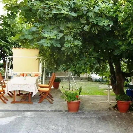 Mit Balkon Fuer Zwei Personen * بودْسْتغانا